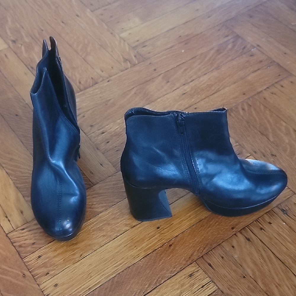 Vagabond Black Ankle Boots Sleek Leather Design